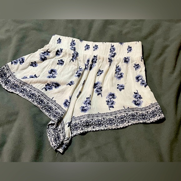 Women’s floral A-line ruffle hem shorts, with elastic waistband - Picture 2 of 3